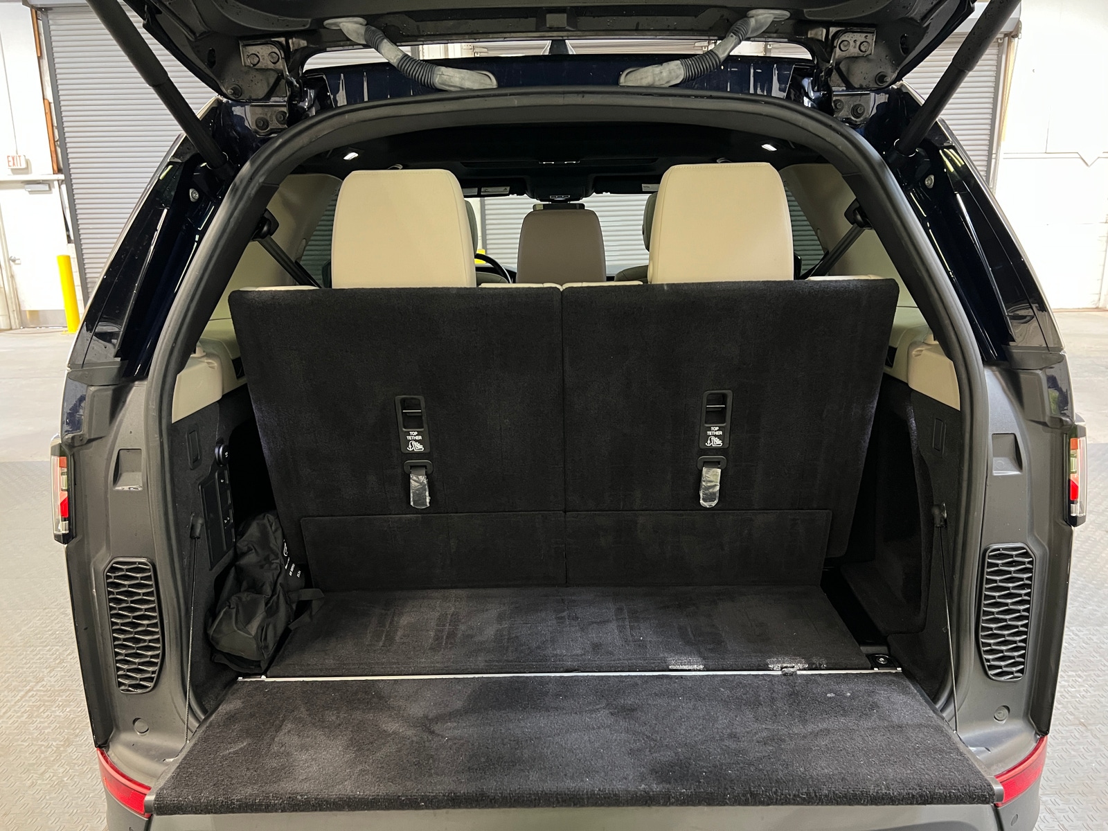 Thumbnail: 2019 Land Rover Discovery - 6