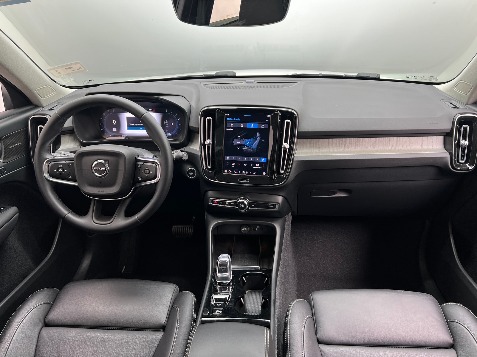 Thumbnail: 2023 Volvo XC40 - 2
