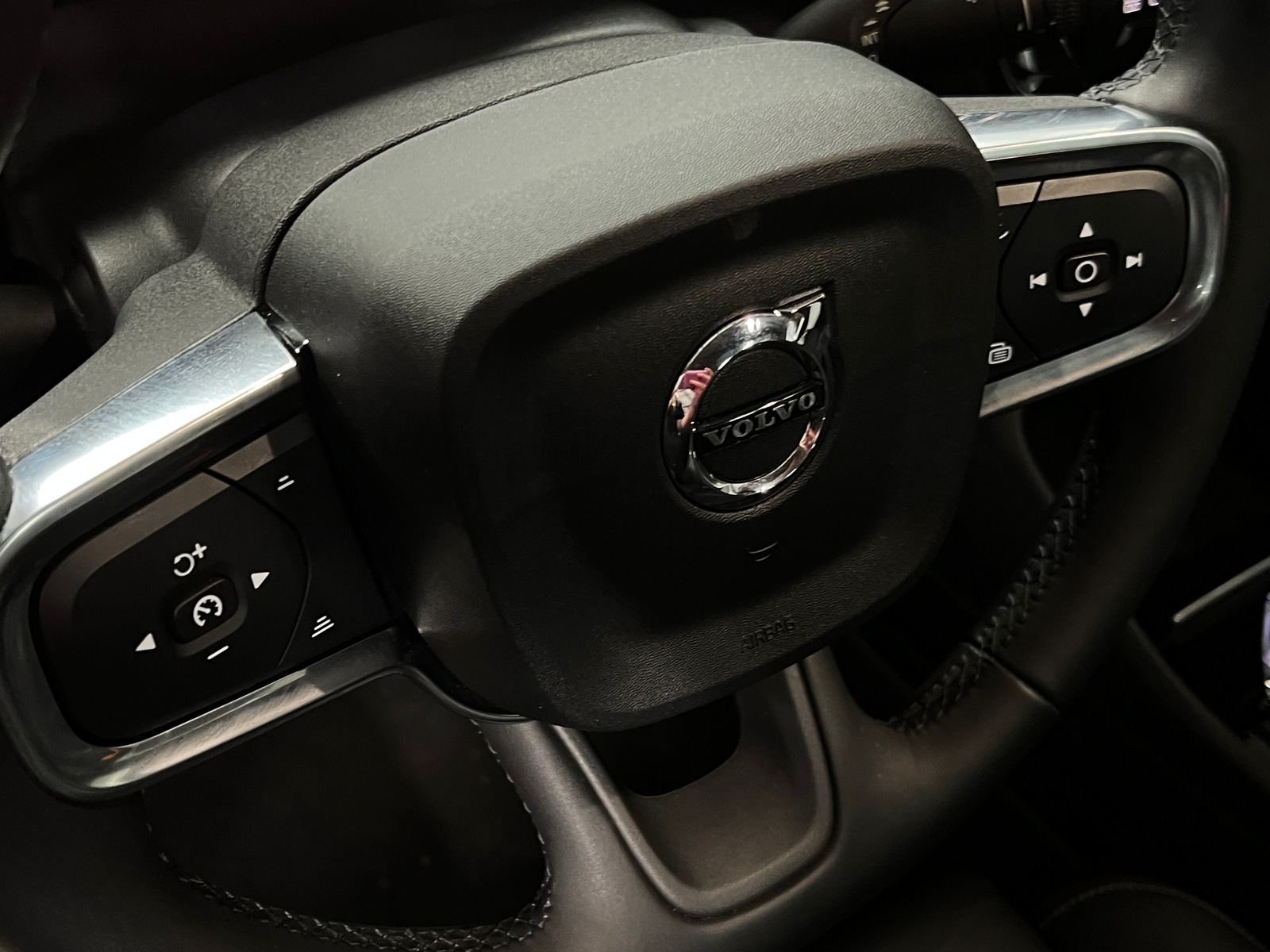 Thumbnail: 2023 Volvo XC40 - 4
