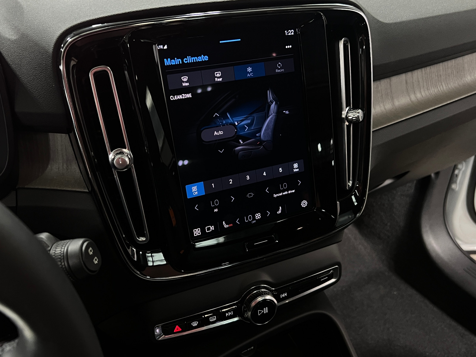 Thumbnail: 2023 Volvo XC40 - 3