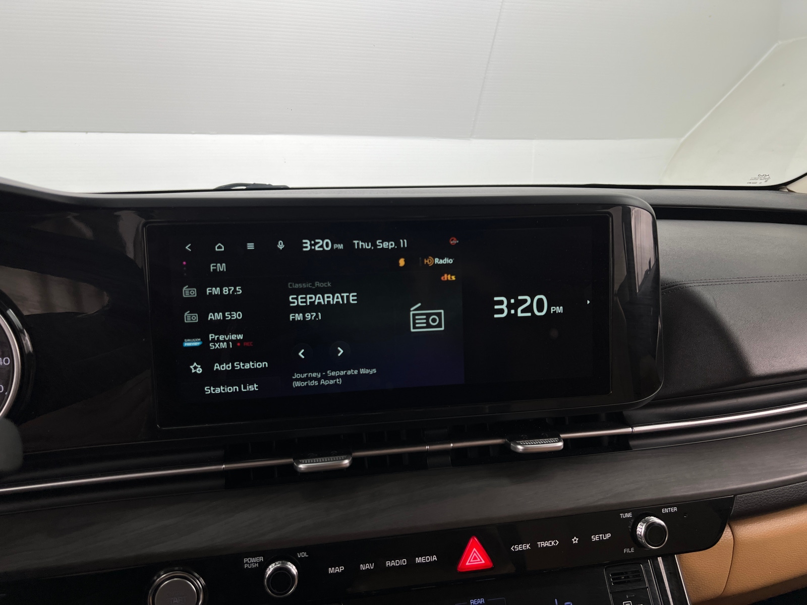 Thumbnail: 2023 Kia Carnival - 3