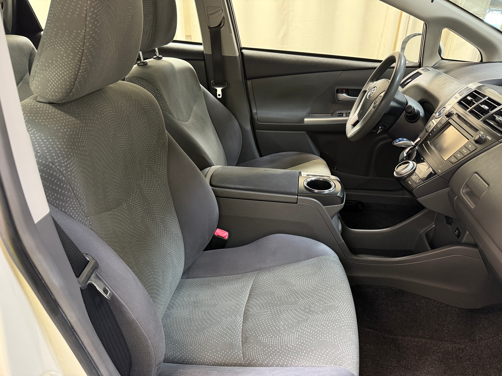 Thumbnail: 2014 Toyota Prius v - 2