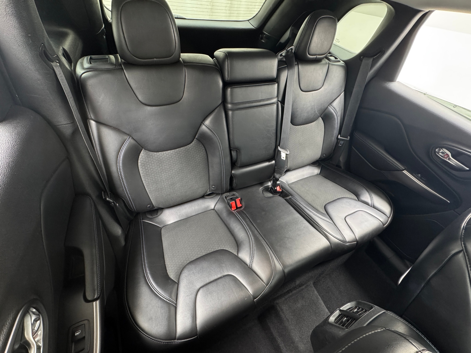 Thumbnail: 2019 Jeep Cherokee - 6