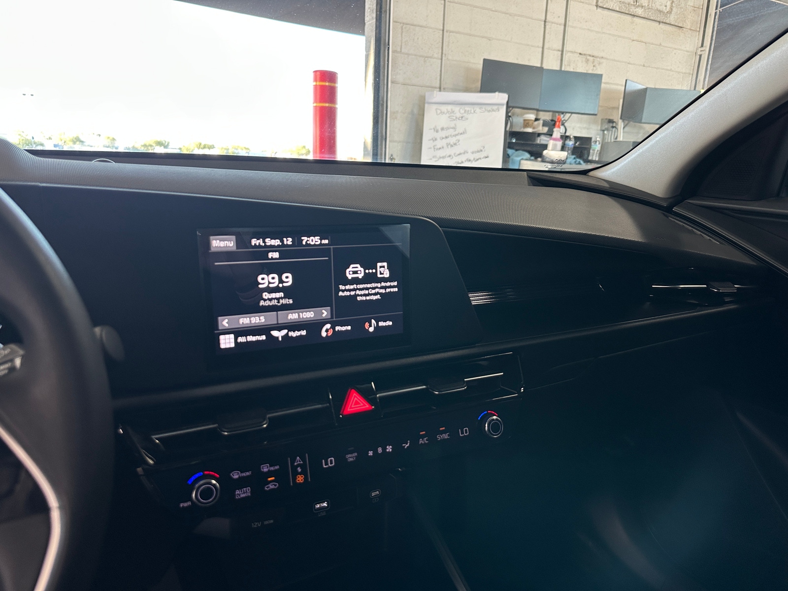 Thumbnail: 2023 Kia Niro - 4
