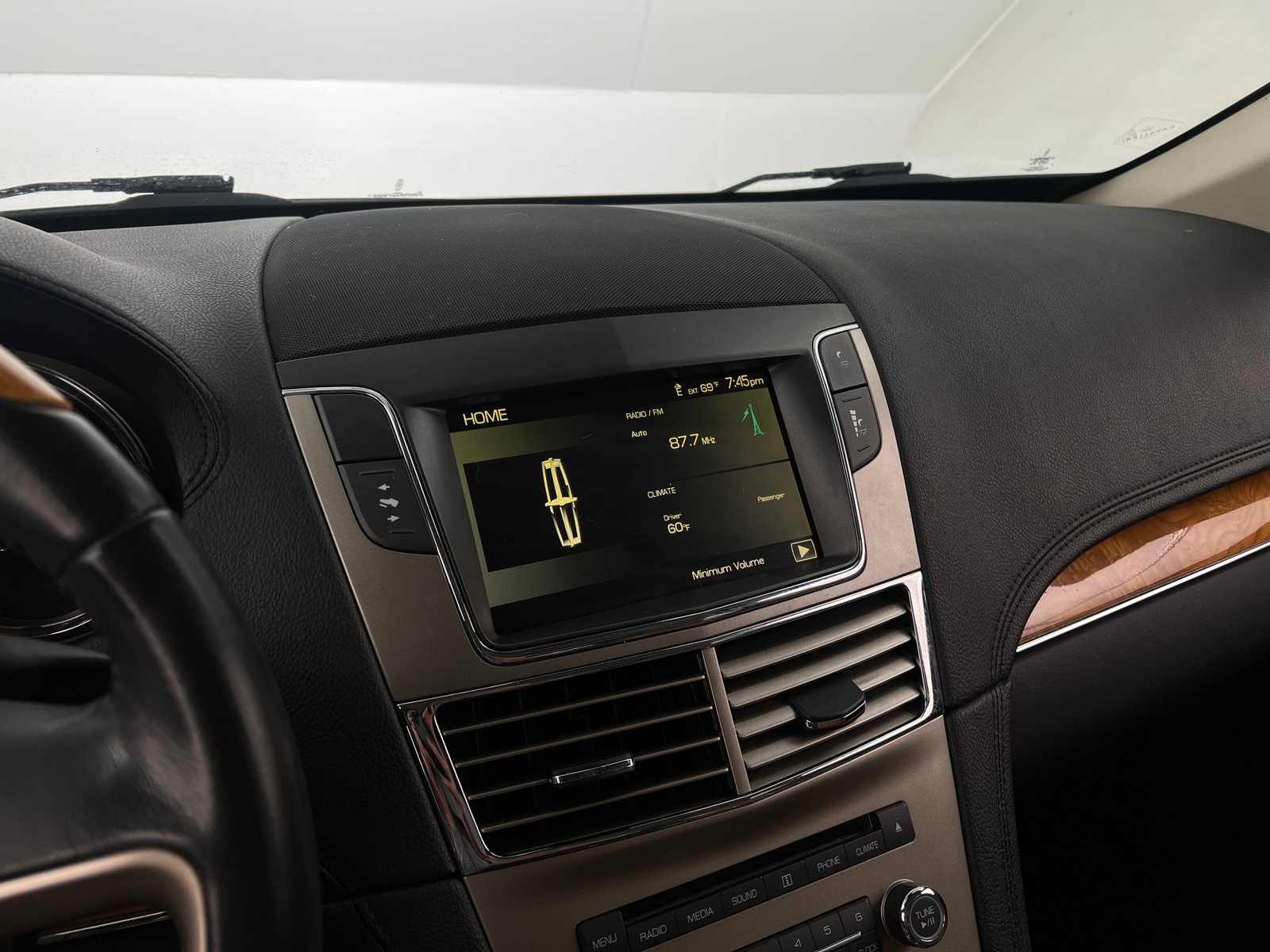 Thumbnail: 2010 Lincoln MKT - 3
