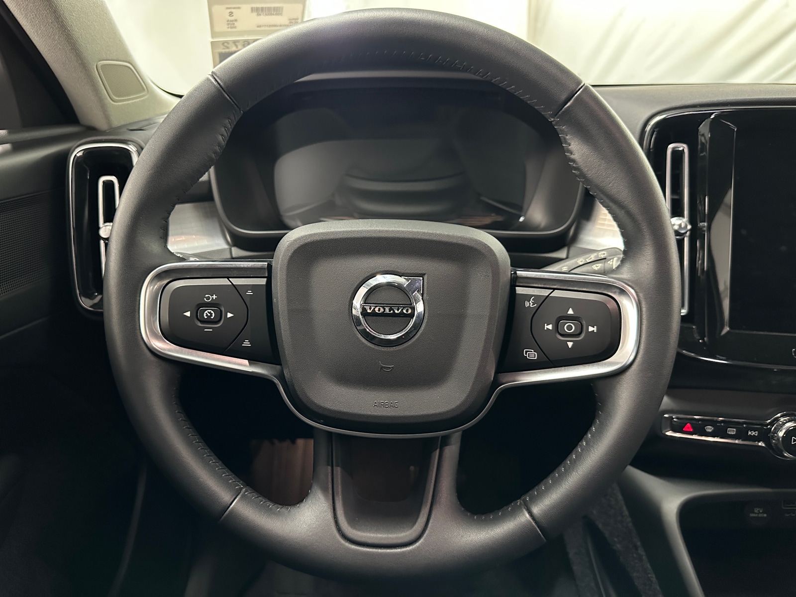 Thumbnail: 2021 Volvo XC40 - 4