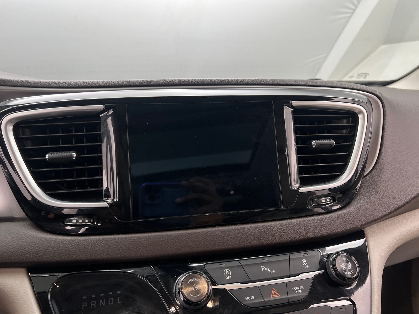 Thumbnail: 2018 Chrysler Pacifica - 3