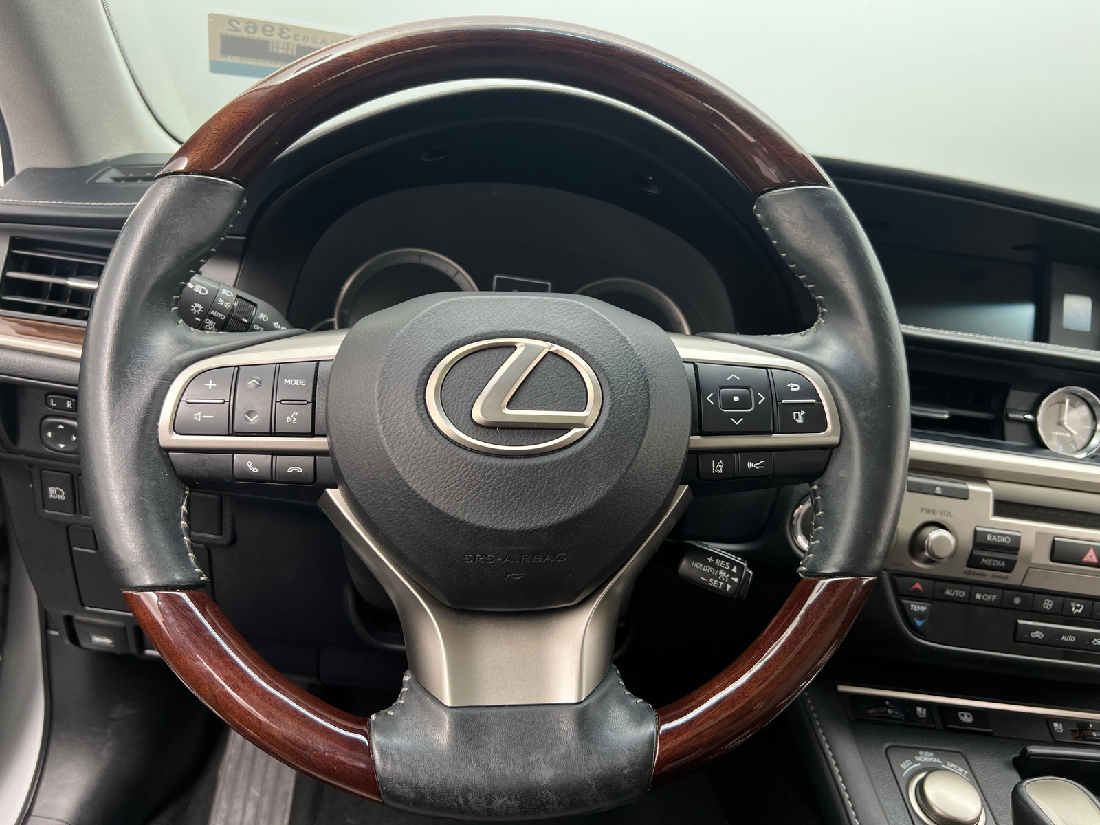 Thumbnail: 2017 Lexus ES - 4