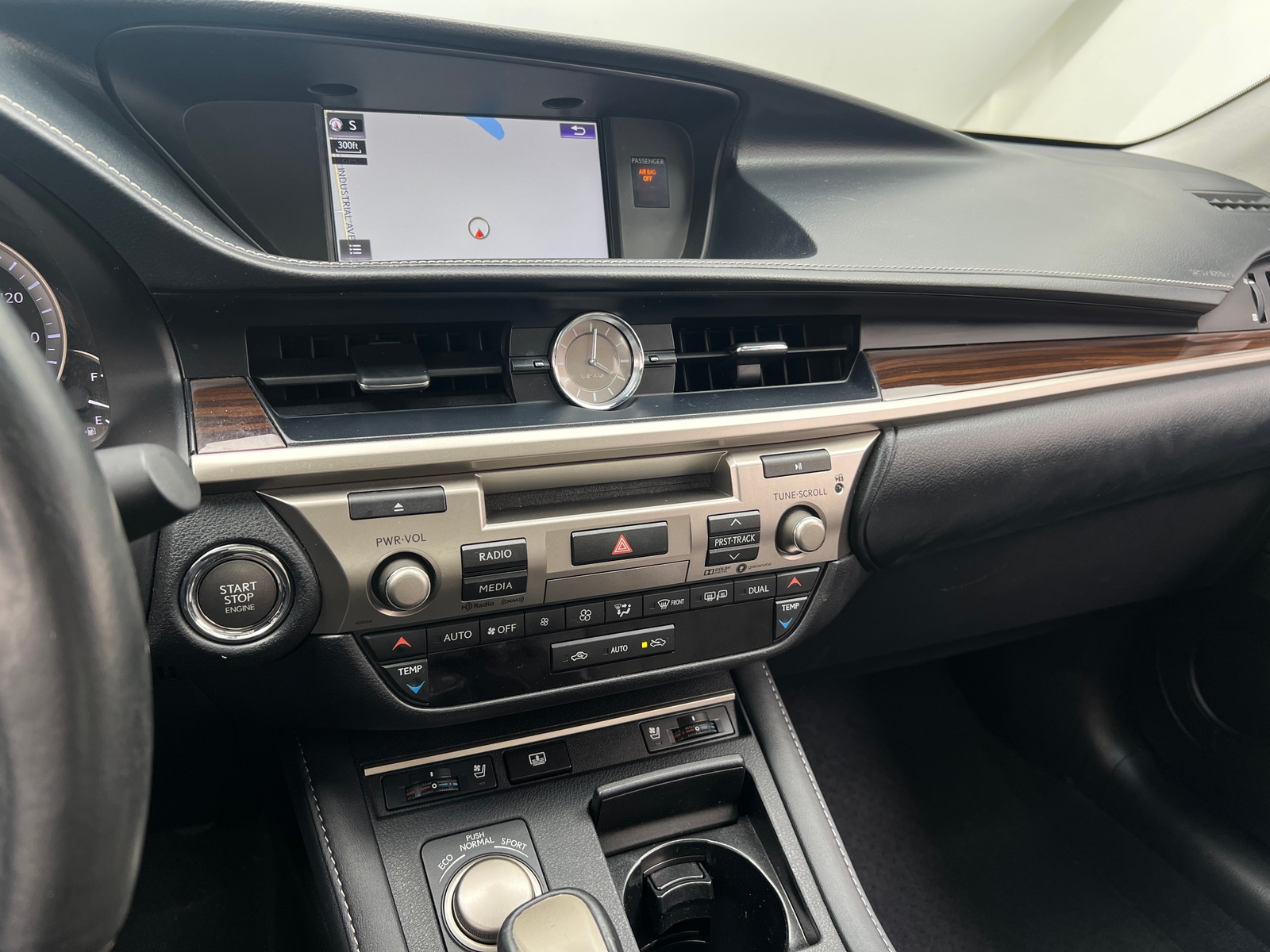 Thumbnail: 2017 Lexus ES - 3