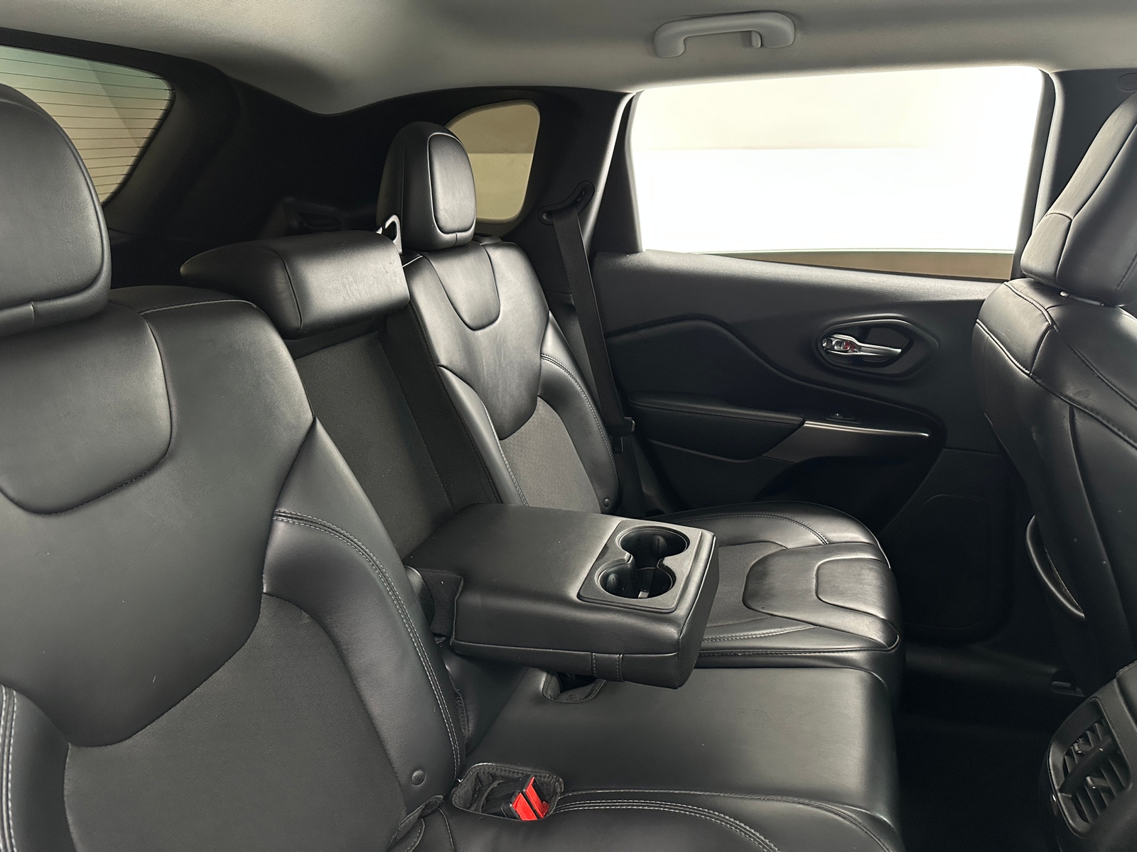 Thumbnail: 2019 Jeep Cherokee - 6