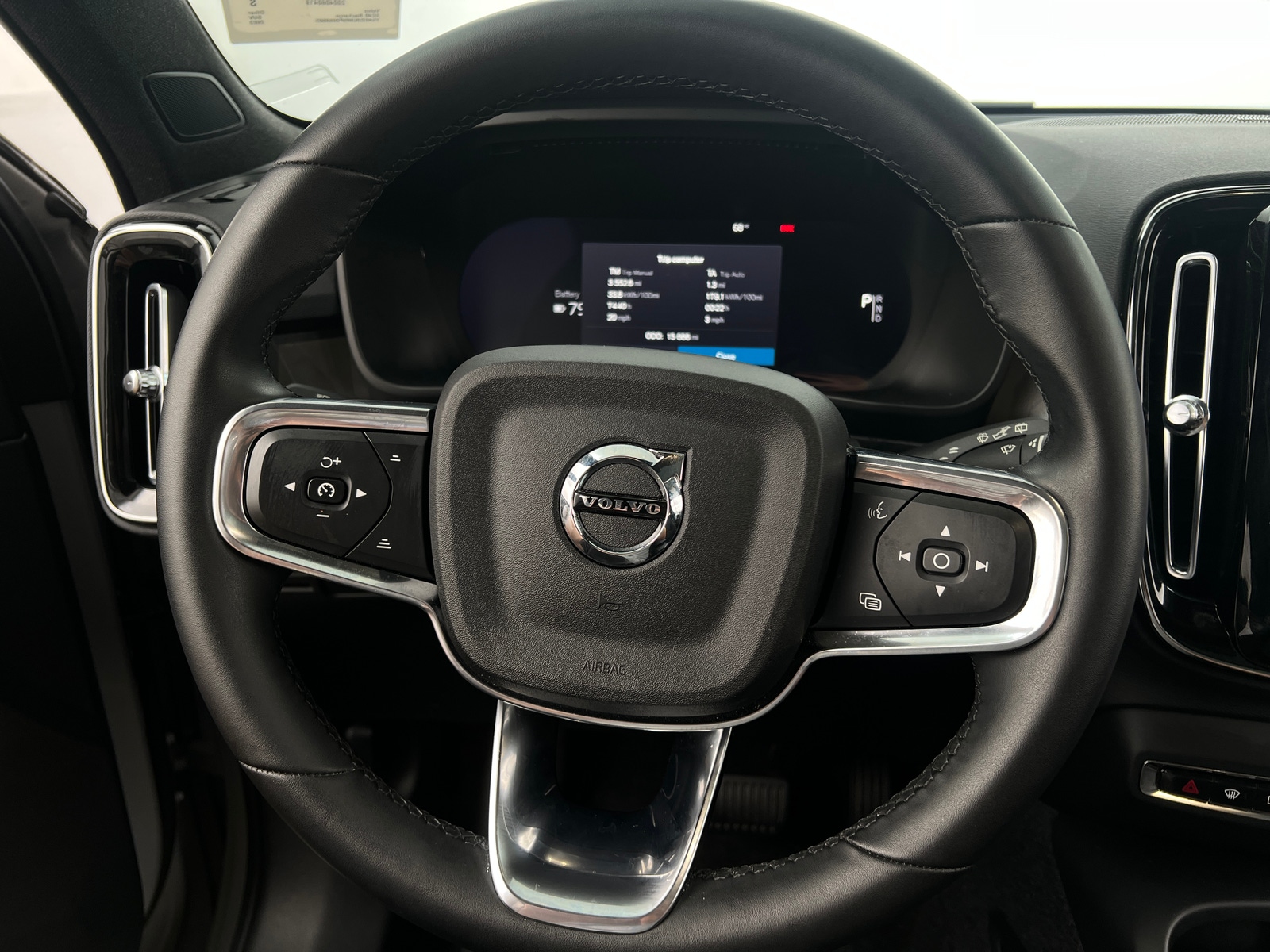 Thumbnail: 2023 Volvo XC40 - 4