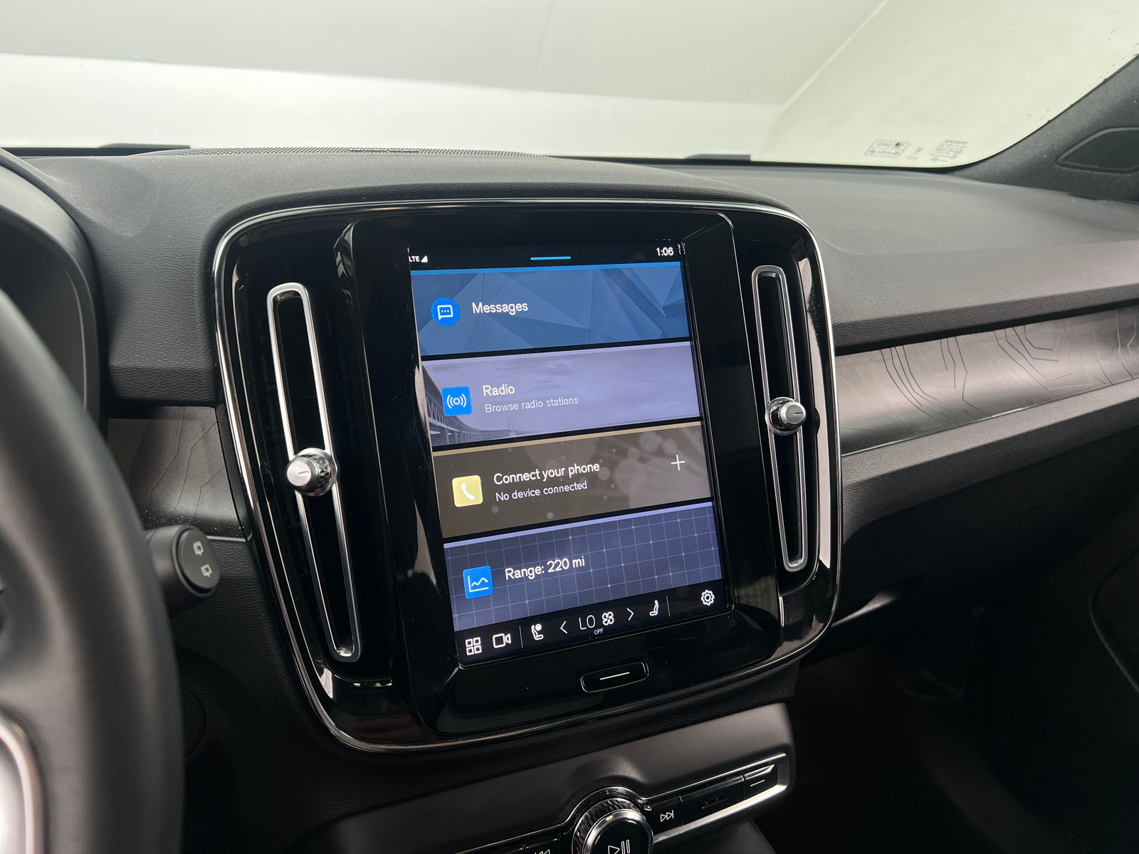 Thumbnail: 2023 Volvo XC40 - 3
