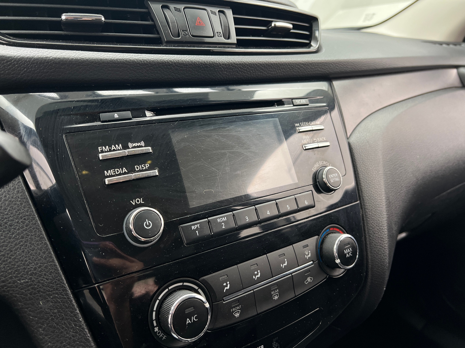 Thumbnail: 2017 Nissan Rogue Sport - 4