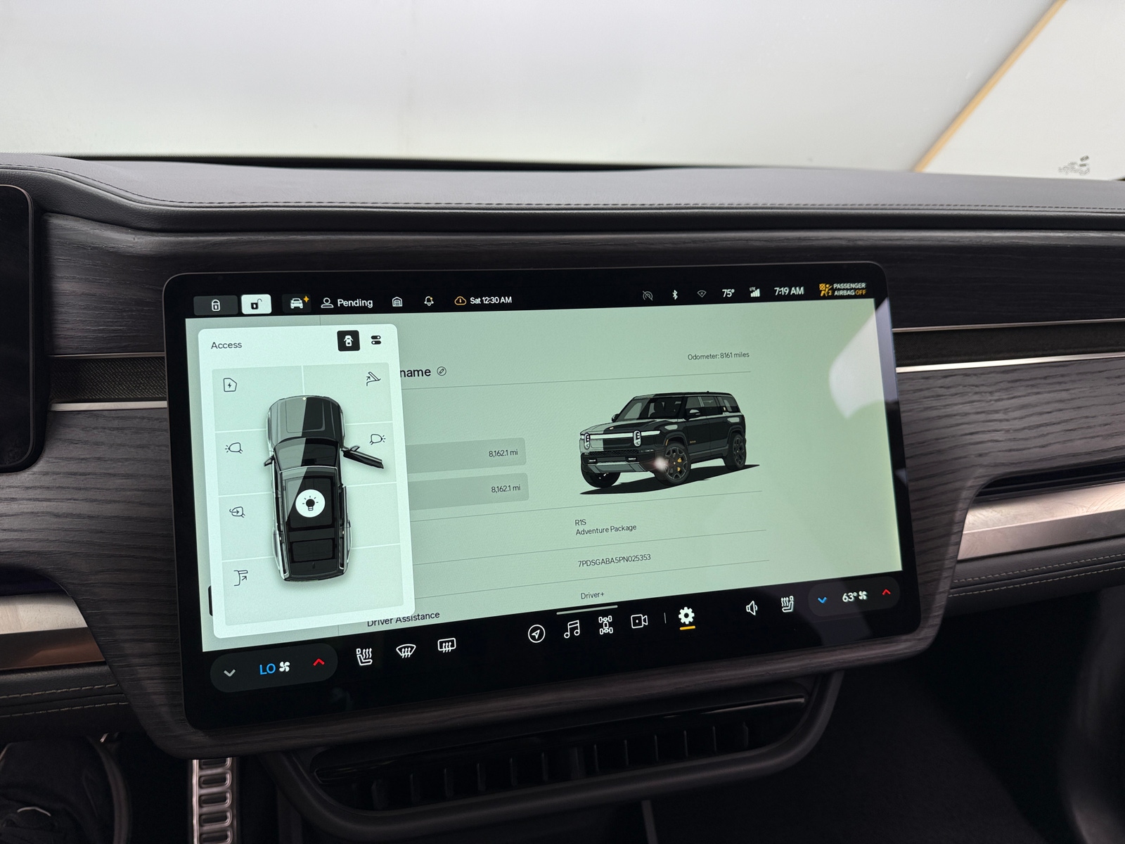 Thumbnail: 2023 Rivian R1S - 3
