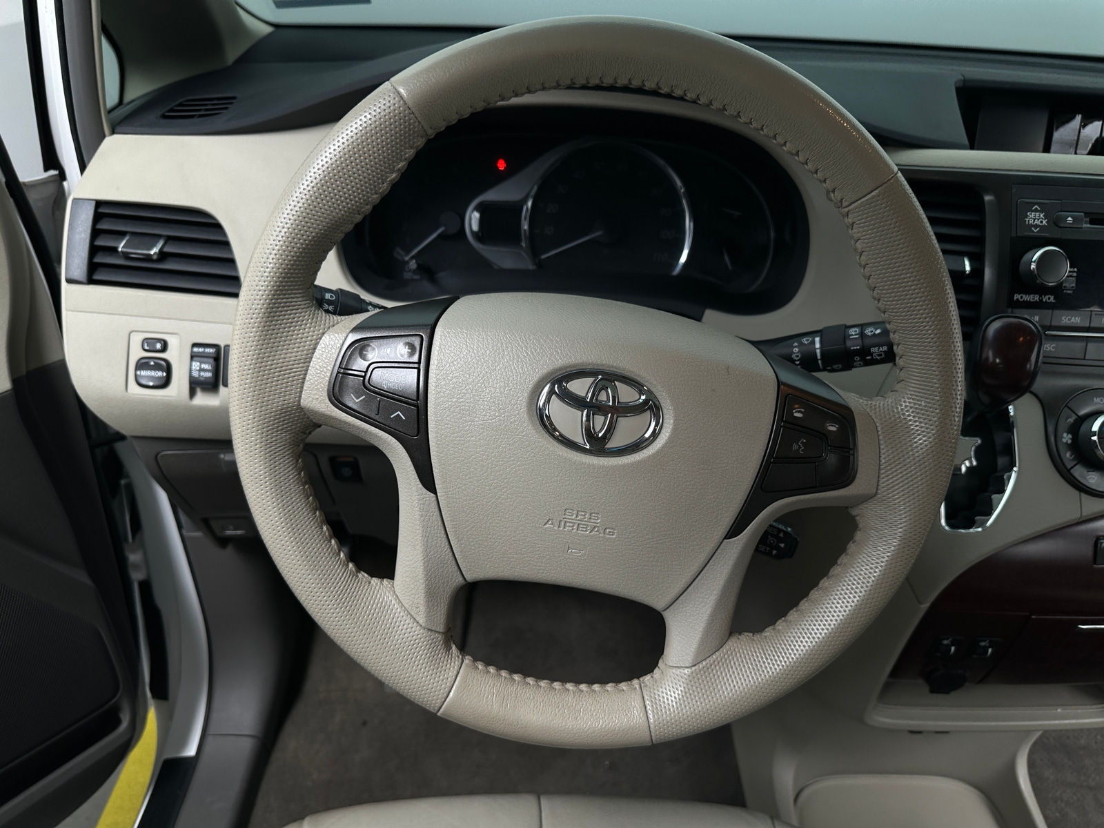 Thumbnail: 2011 Toyota Sienna - 4