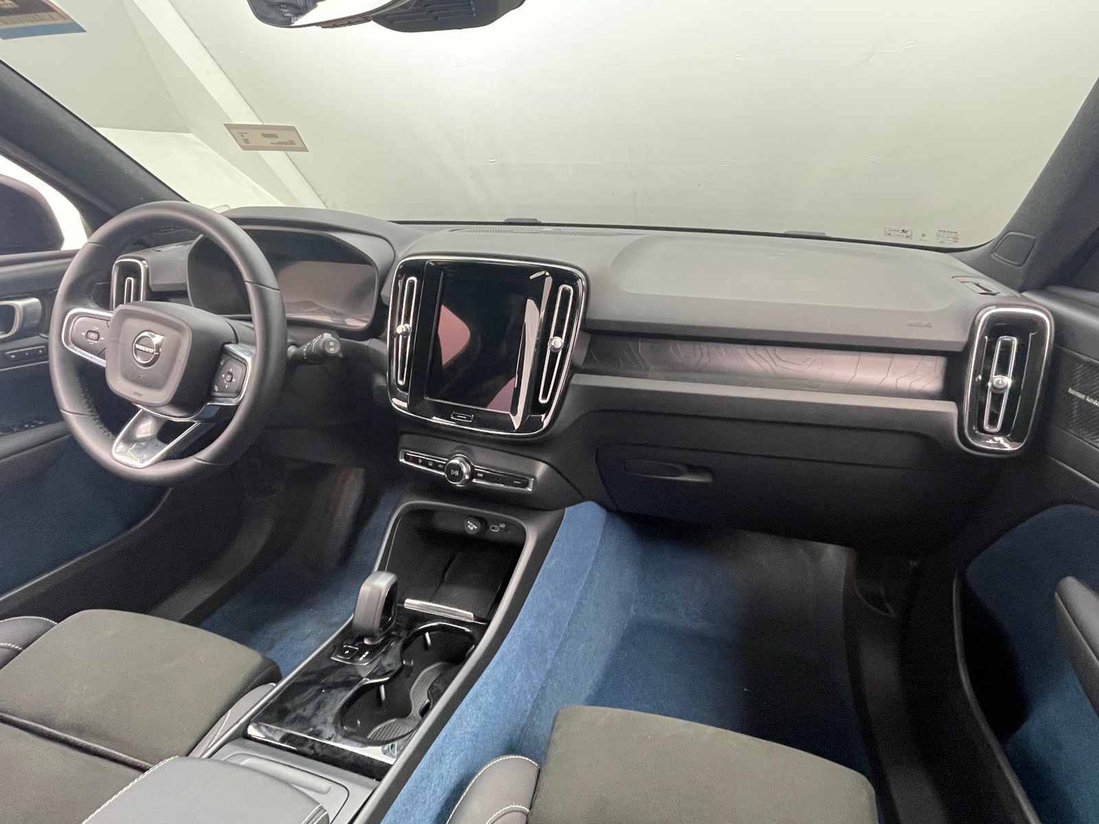 Thumbnail: 2023 Volvo XC40 - 2