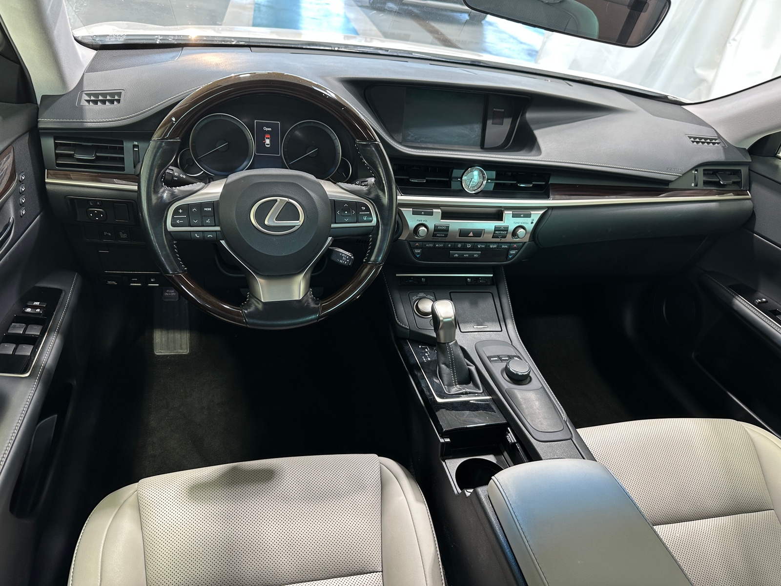 Thumbnail: 2016 Lexus ES - 2