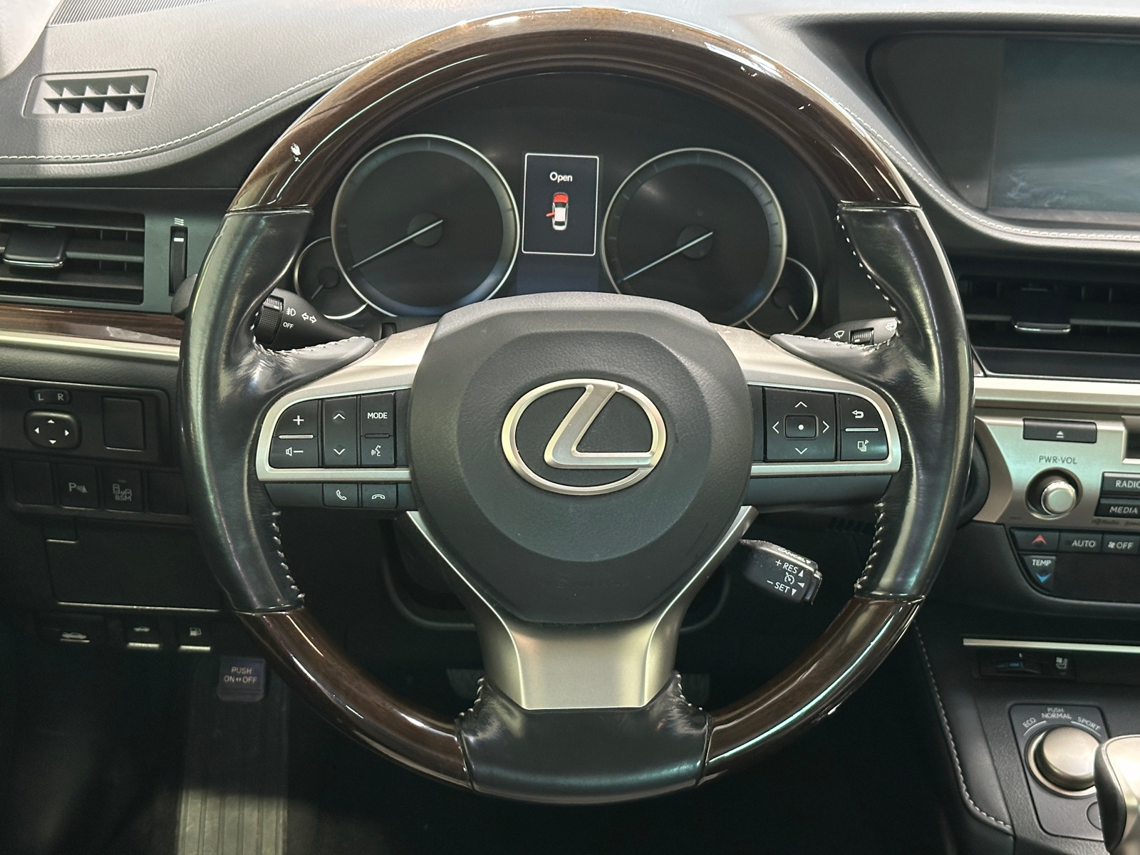 Thumbnail: 2016 Lexus ES - 4