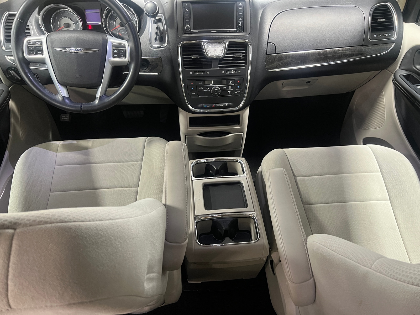 Thumbnail: 2012 Chrysler Town & Country - 3