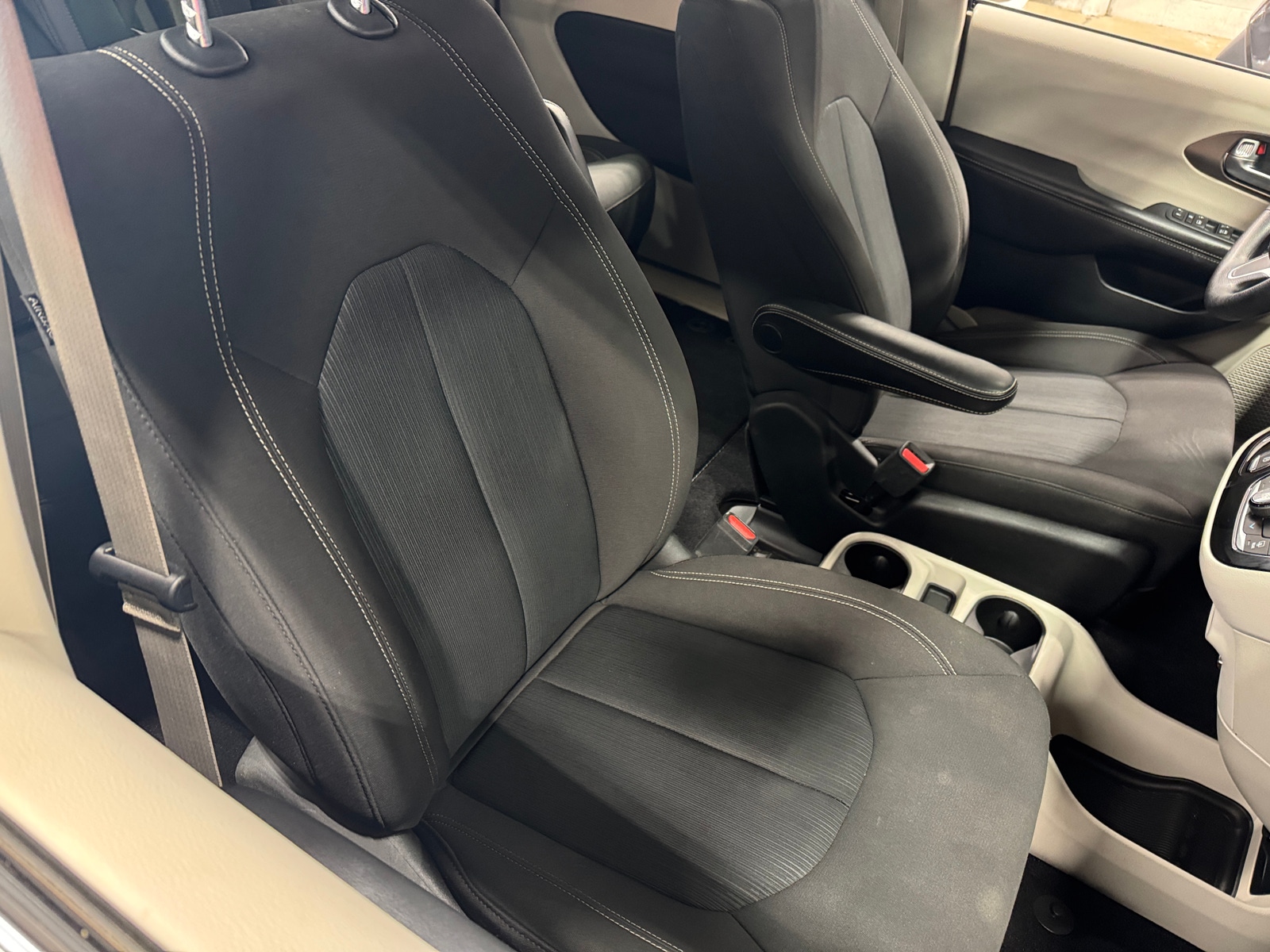 Thumbnail: 2020 Chrysler Voyager - 2