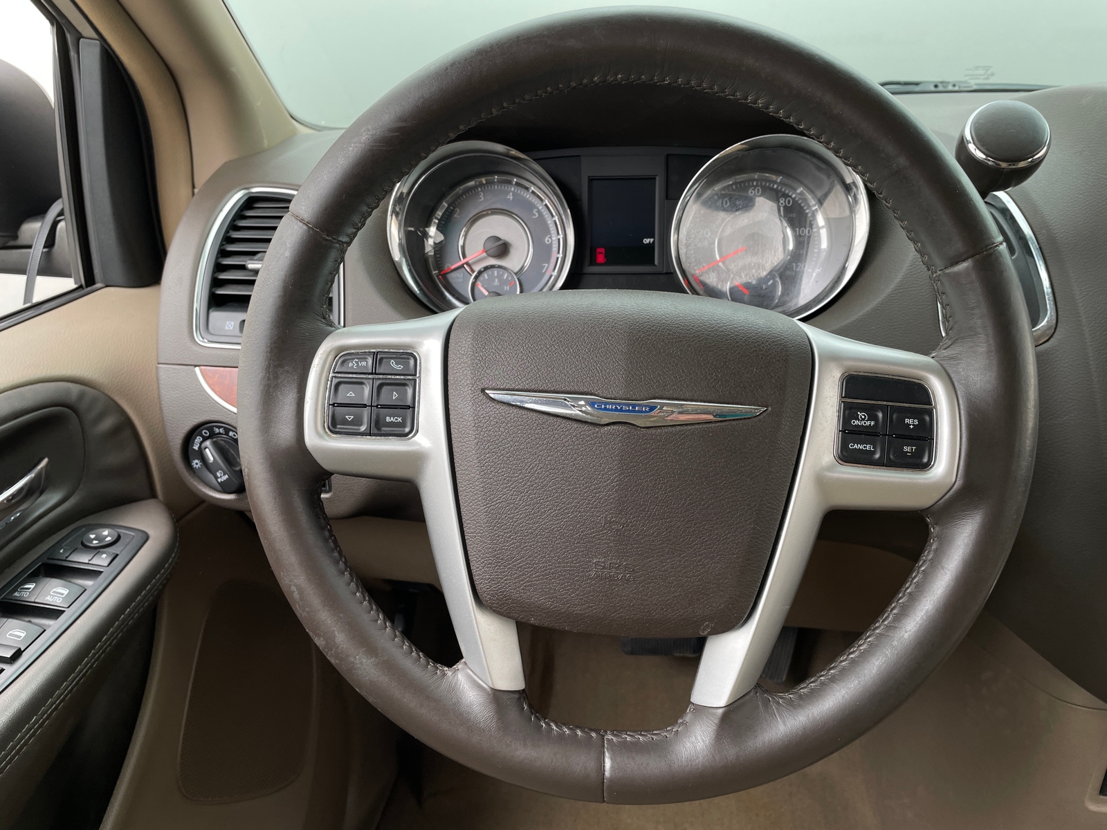 Thumbnail: 2015 Chrysler Town & Country - 4