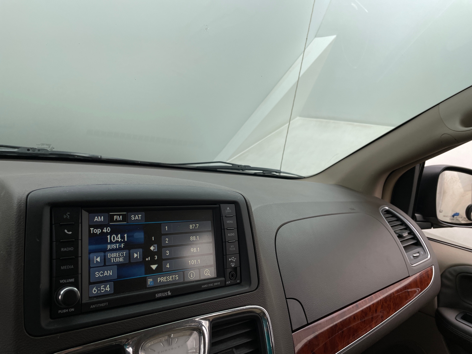 Thumbnail: 2015 Chrysler Town & Country - 3