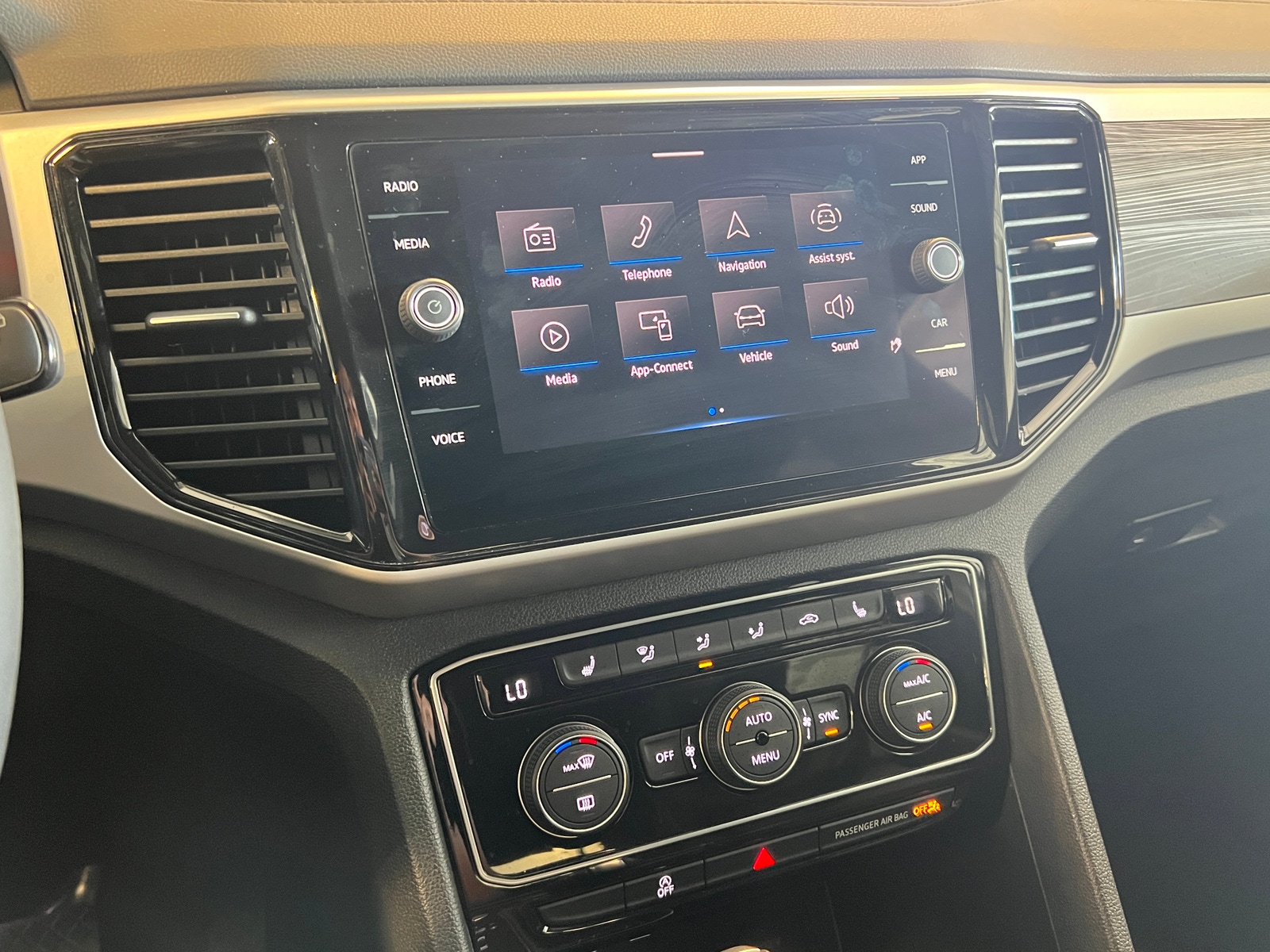 Thumbnail: 2022 Volkswagen Atlas - 3