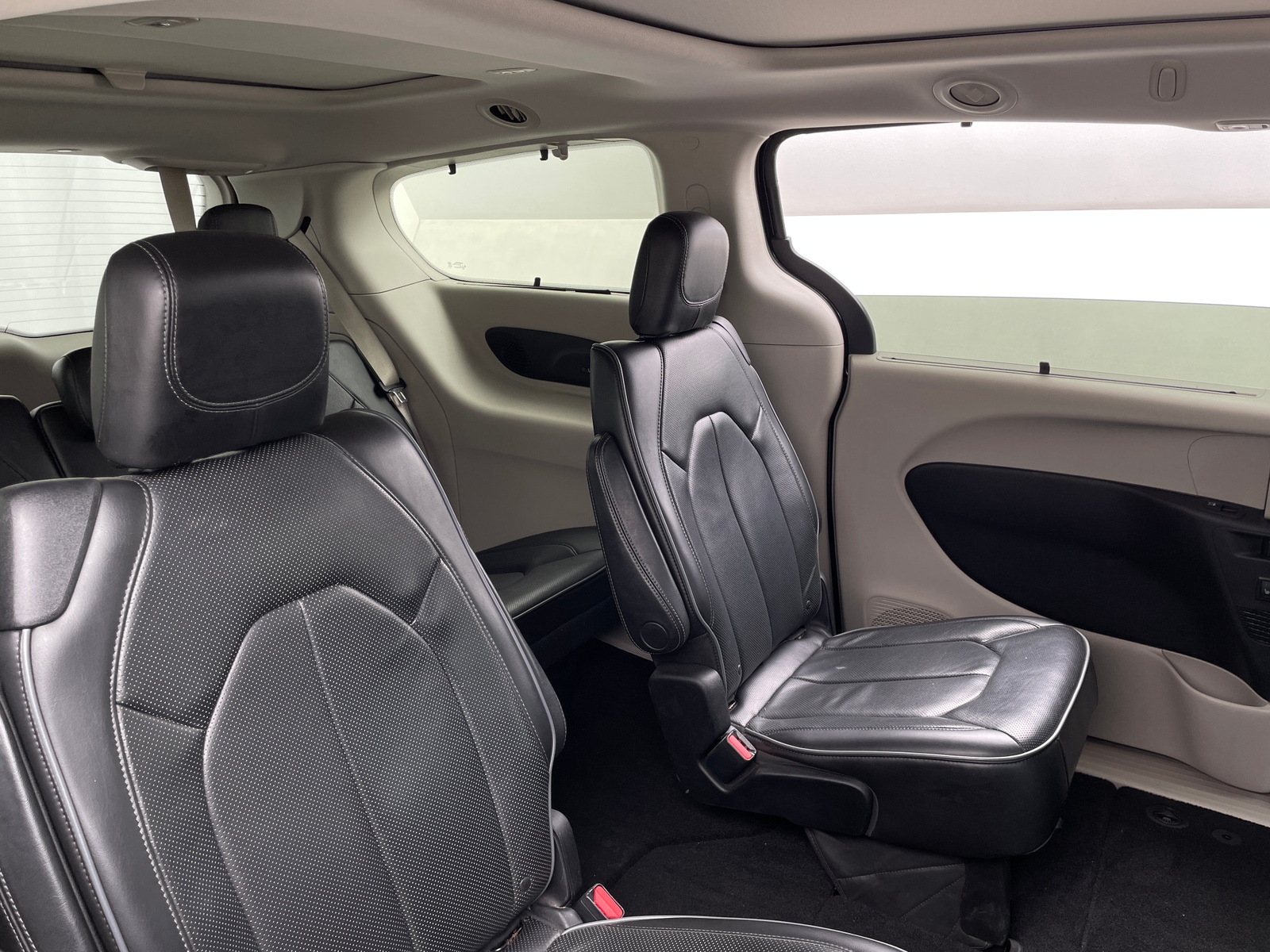 Thumbnail: 2018 Chrysler Pacifica - 5
