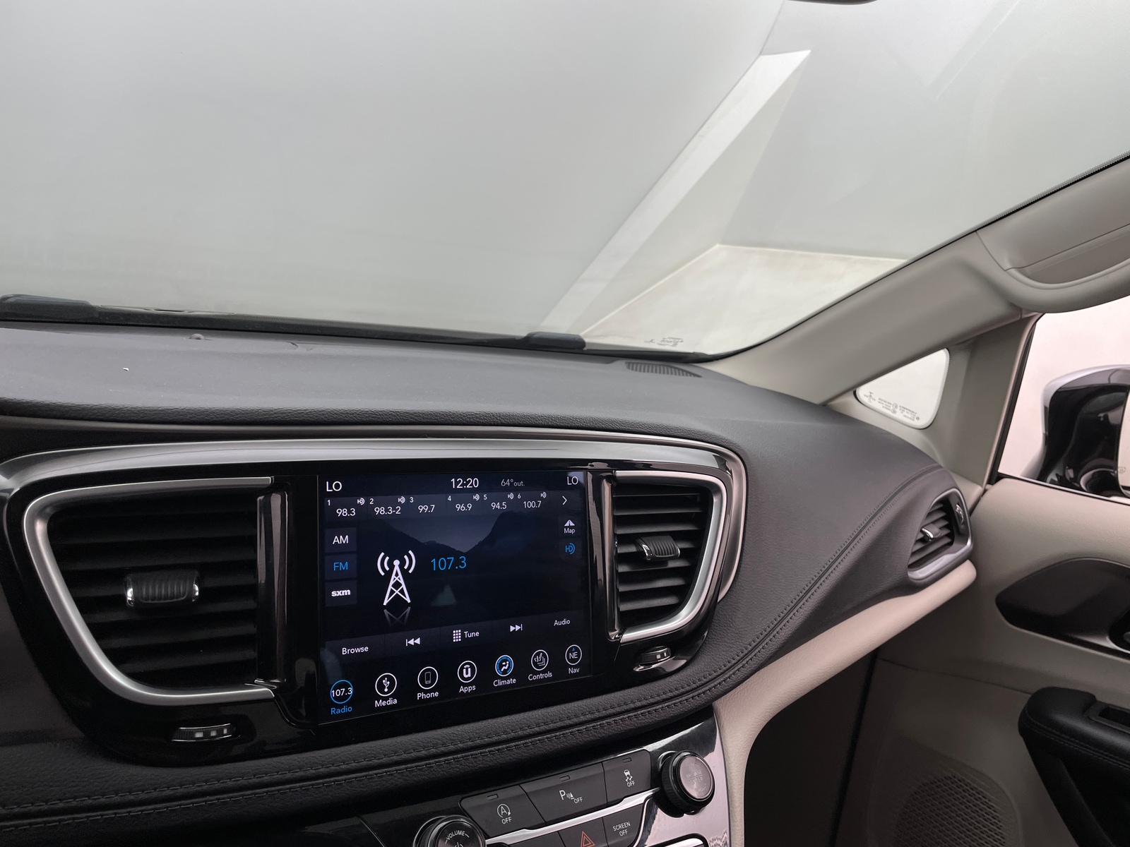 Thumbnail: 2018 Chrysler Pacifica - 3