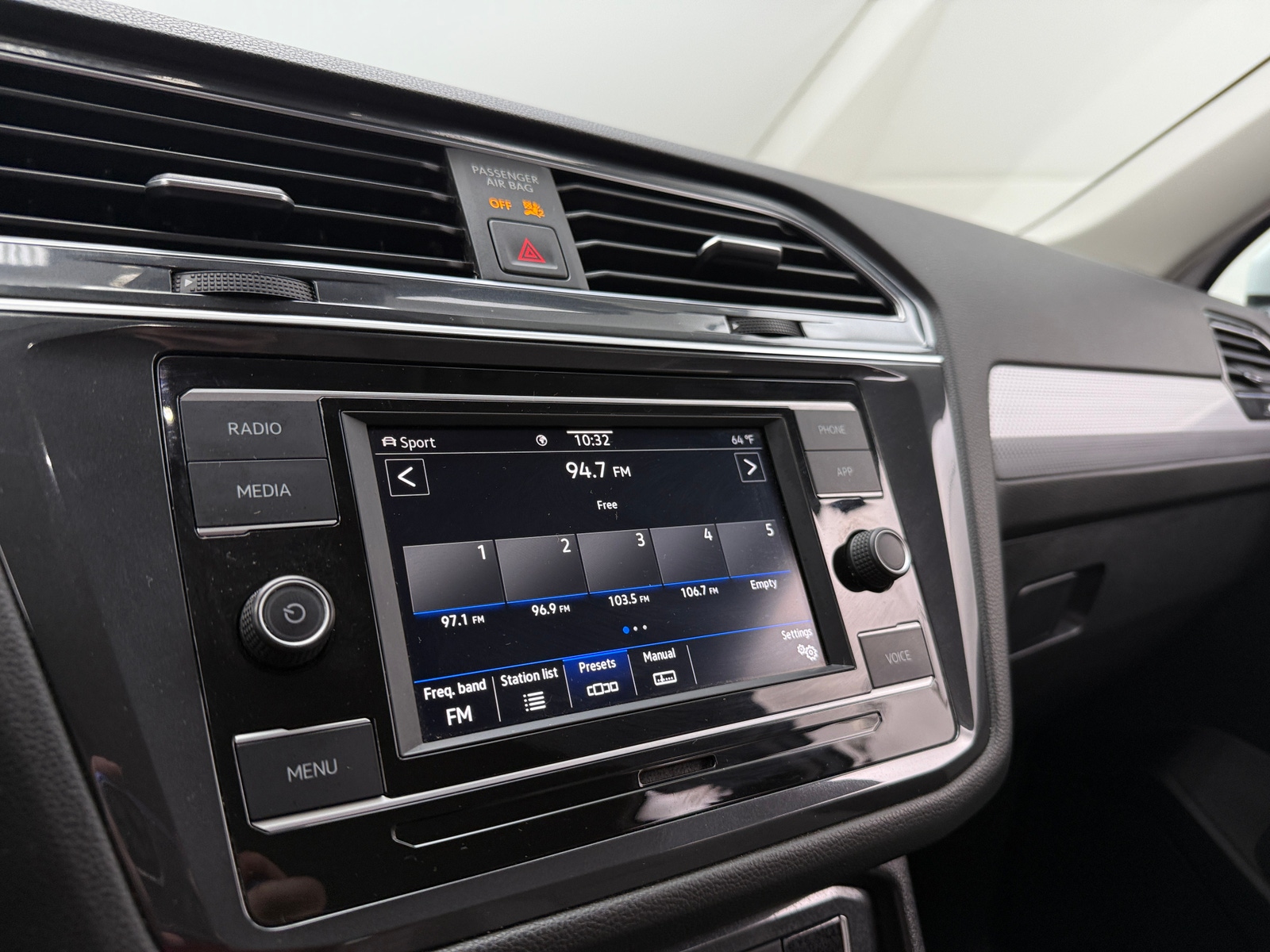 Thumbnail: 2022 Volkswagen Tiguan - 4