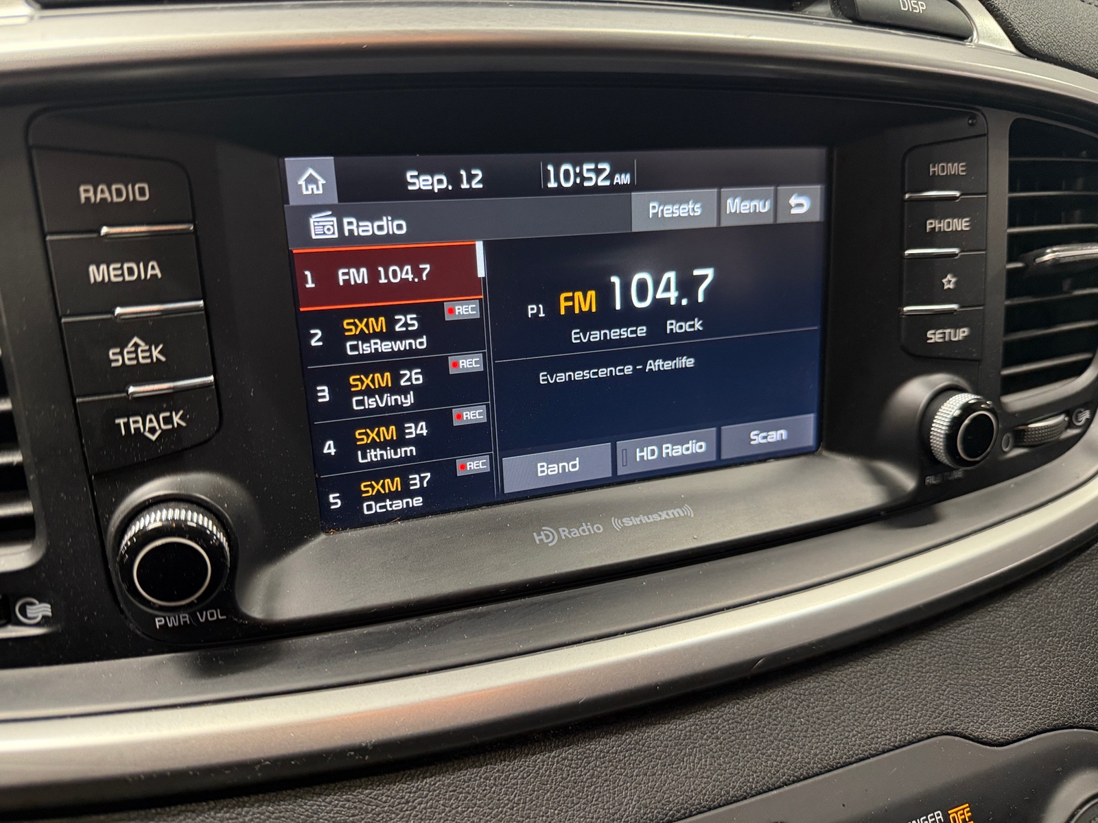 Thumbnail: 2019 Kia Sorento - 4