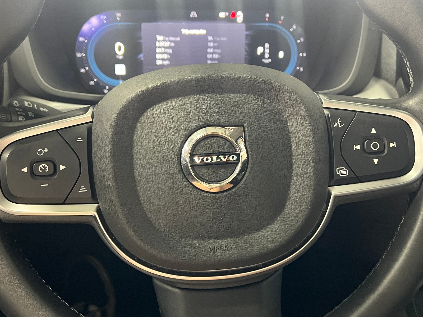 Thumbnail: 2025 Volvo XC60 - 5