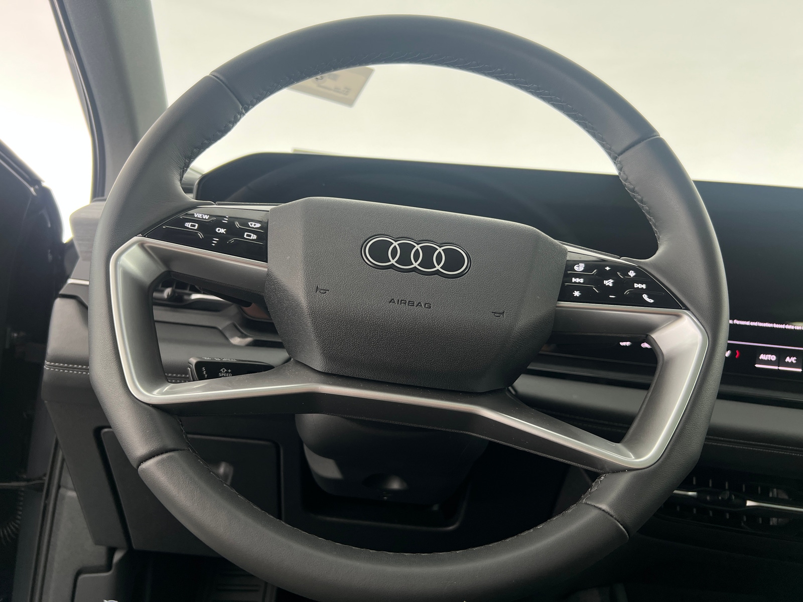 Thumbnail: 2025 Audi Q6 e-tron - 4