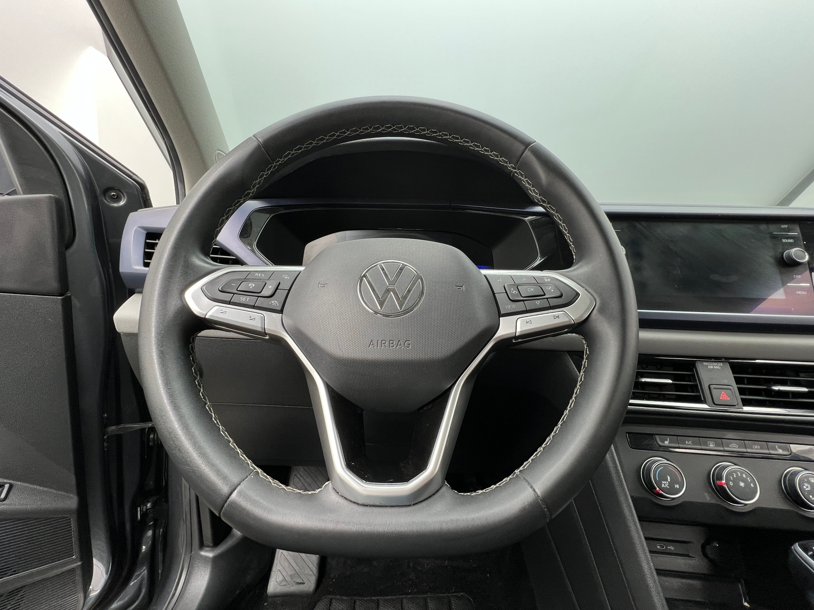 Thumbnail: 2022 Volkswagen Taos - 4
