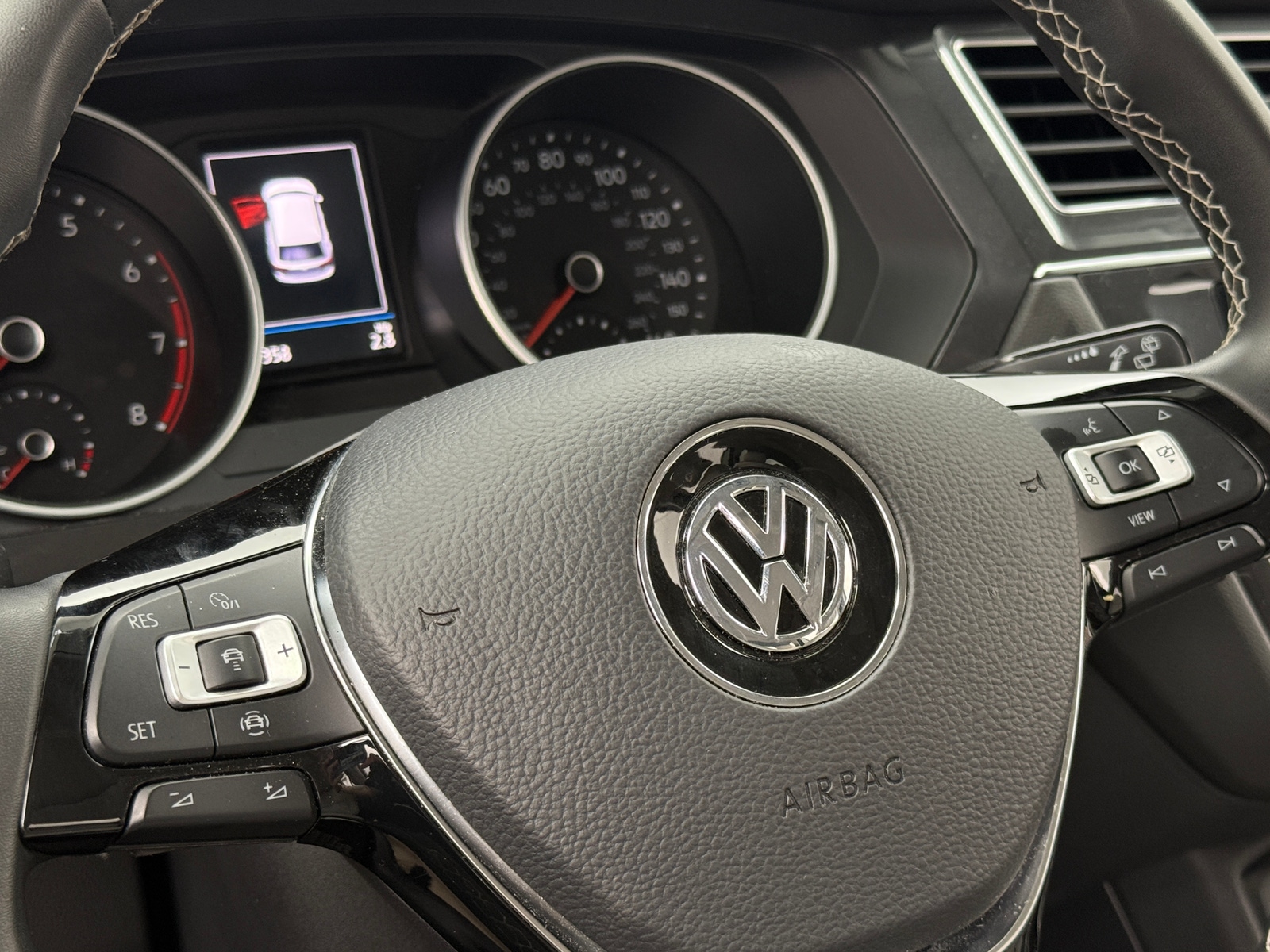 Thumbnail: 2021 Volkswagen Tiguan - 4