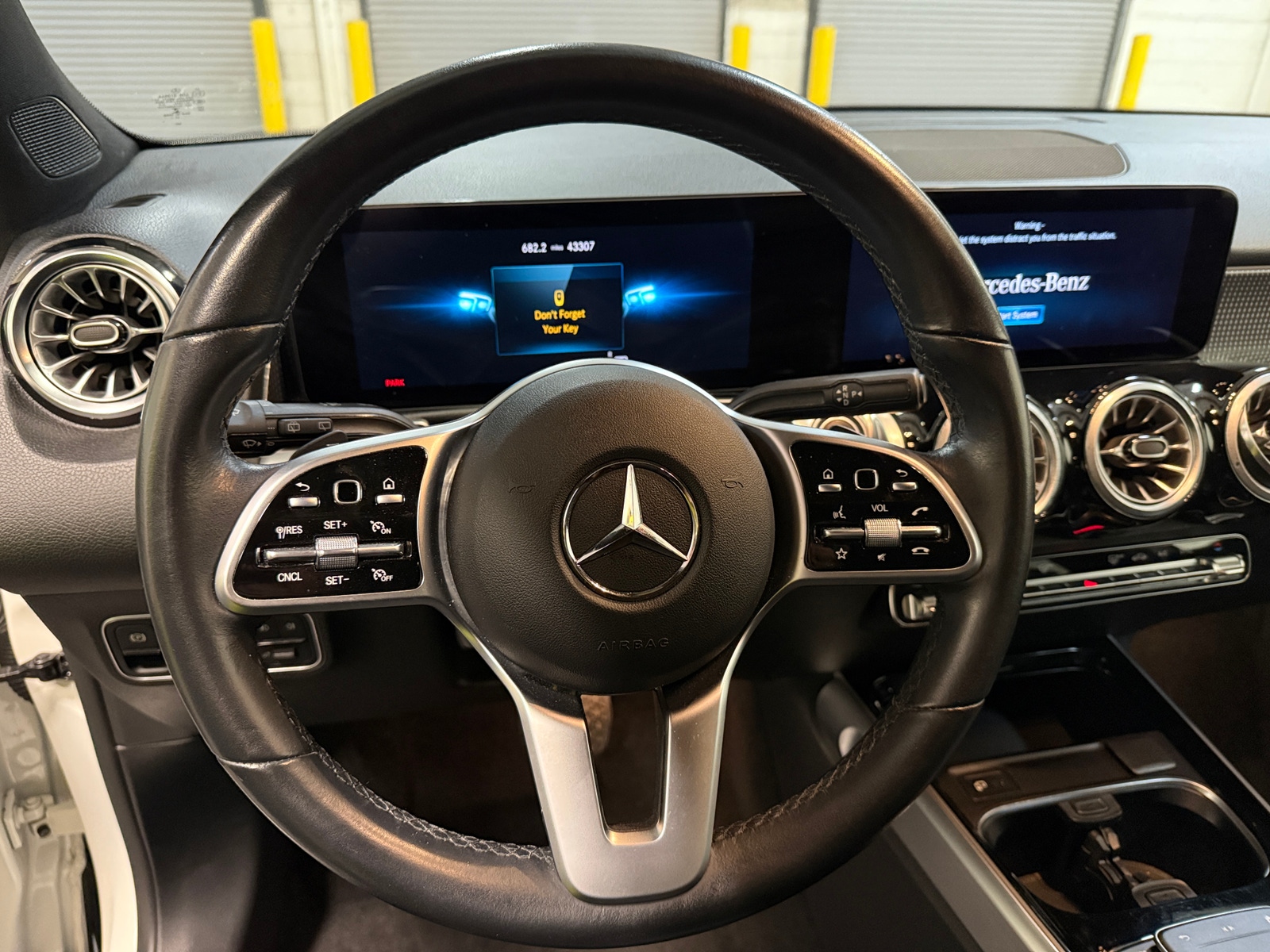 Thumbnail: 2022 Mercedes-Benz GLB - 4