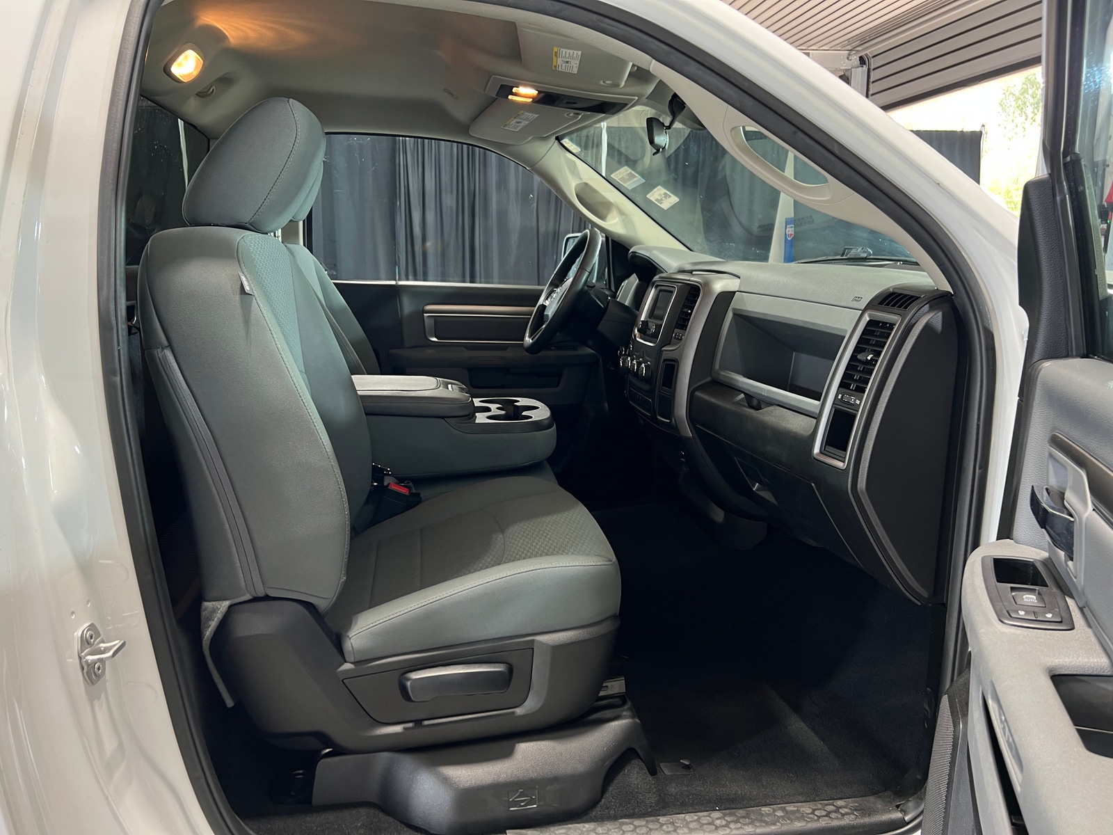 Thumbnail: 2020 RAM 1500 Classic - 2