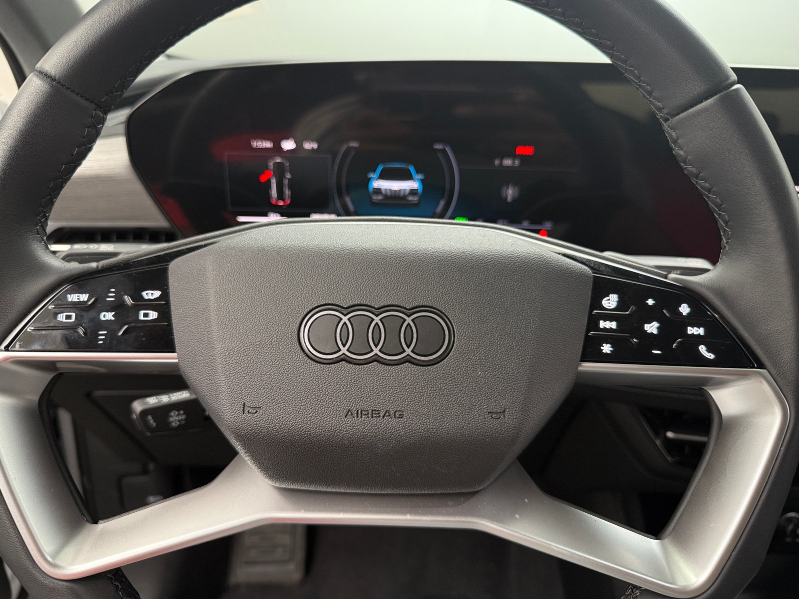 Thumbnail: 2025 Audi Q6 e-tron - 4