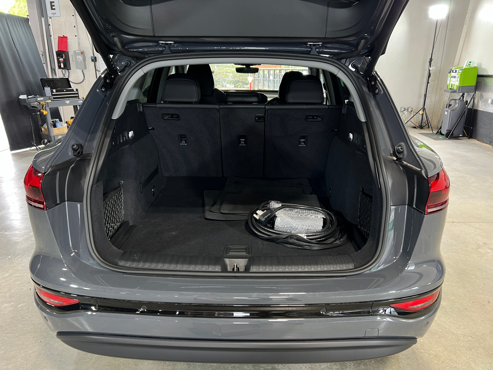 Thumbnail: 2025 Audi Q6 e-tron - 6
