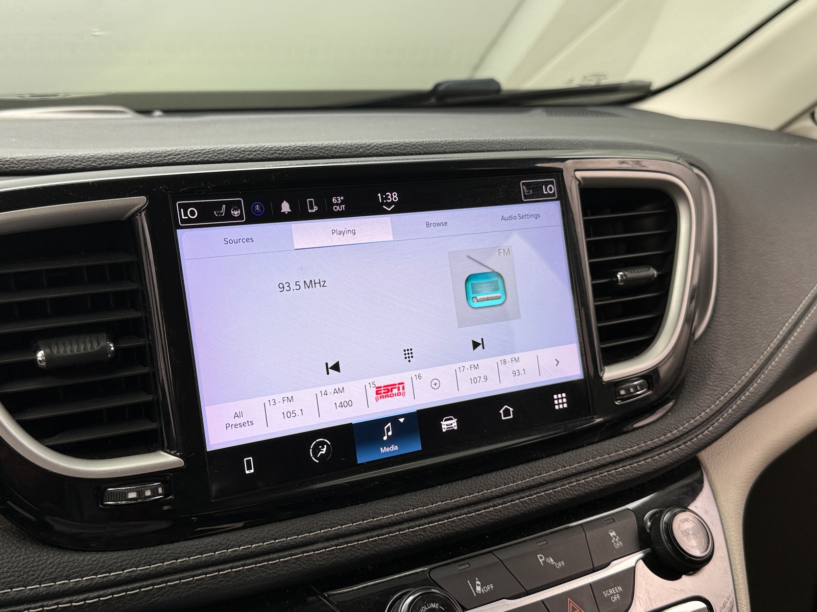Thumbnail: 2022 Chrysler Pacifica - 3