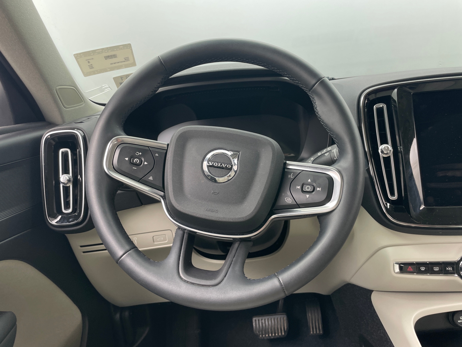 Thumbnail: 2022 Volvo XC40 - 4