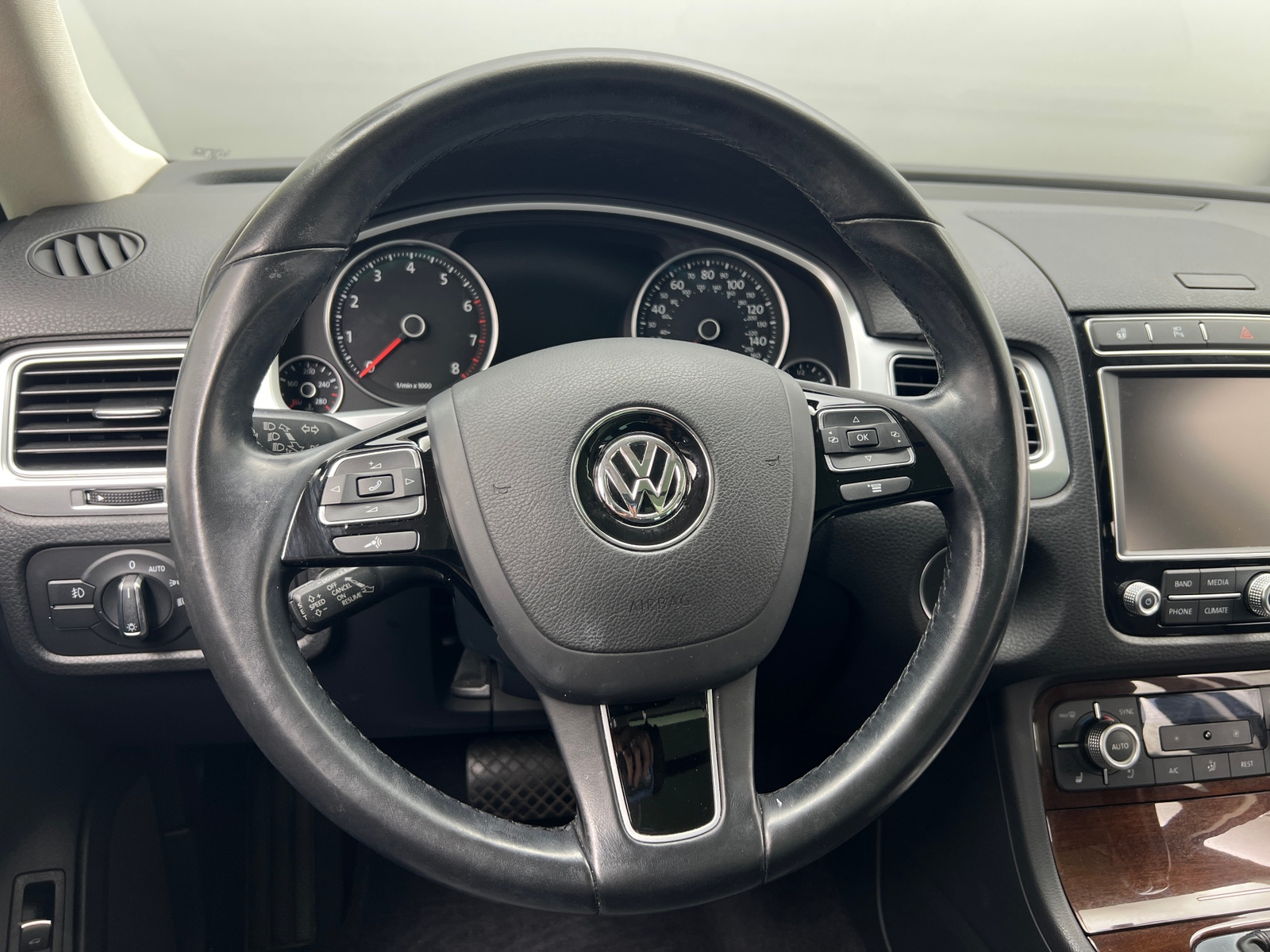 Thumbnail: 2016 Volkswagen Touareg - 5