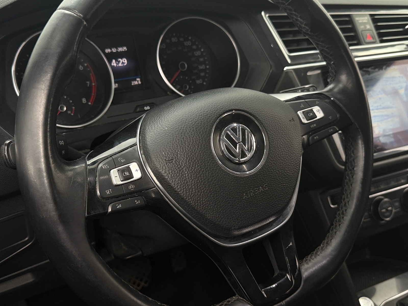 Thumbnail: 2019 Volkswagen Tiguan - 4