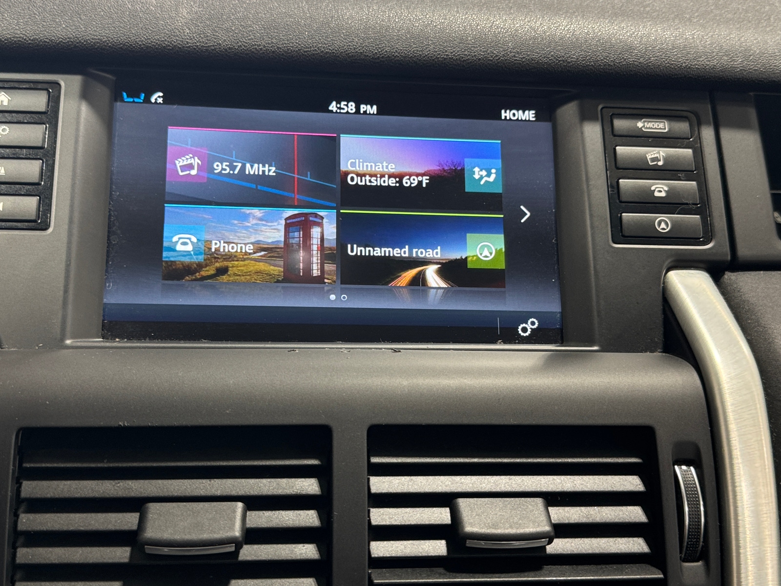 Thumbnail: 2017 Land Rover Discovery Sport - 3