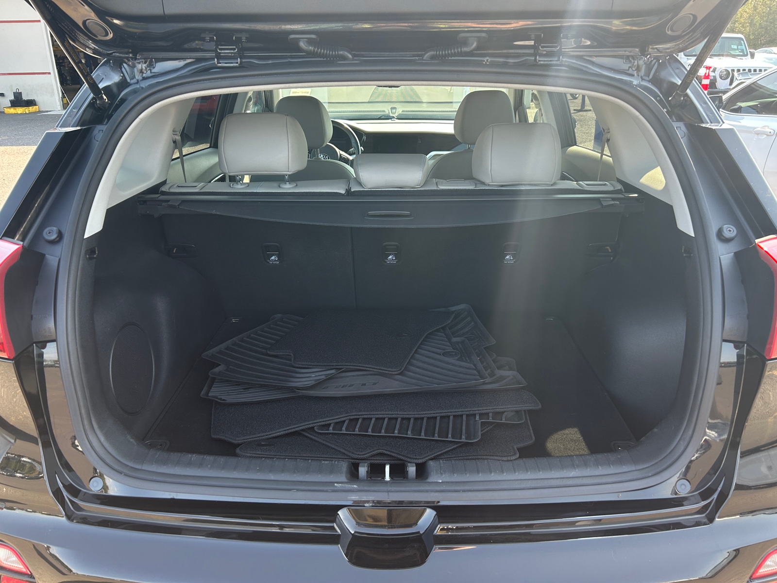 Thumbnail: 2020 Kia Niro - 6