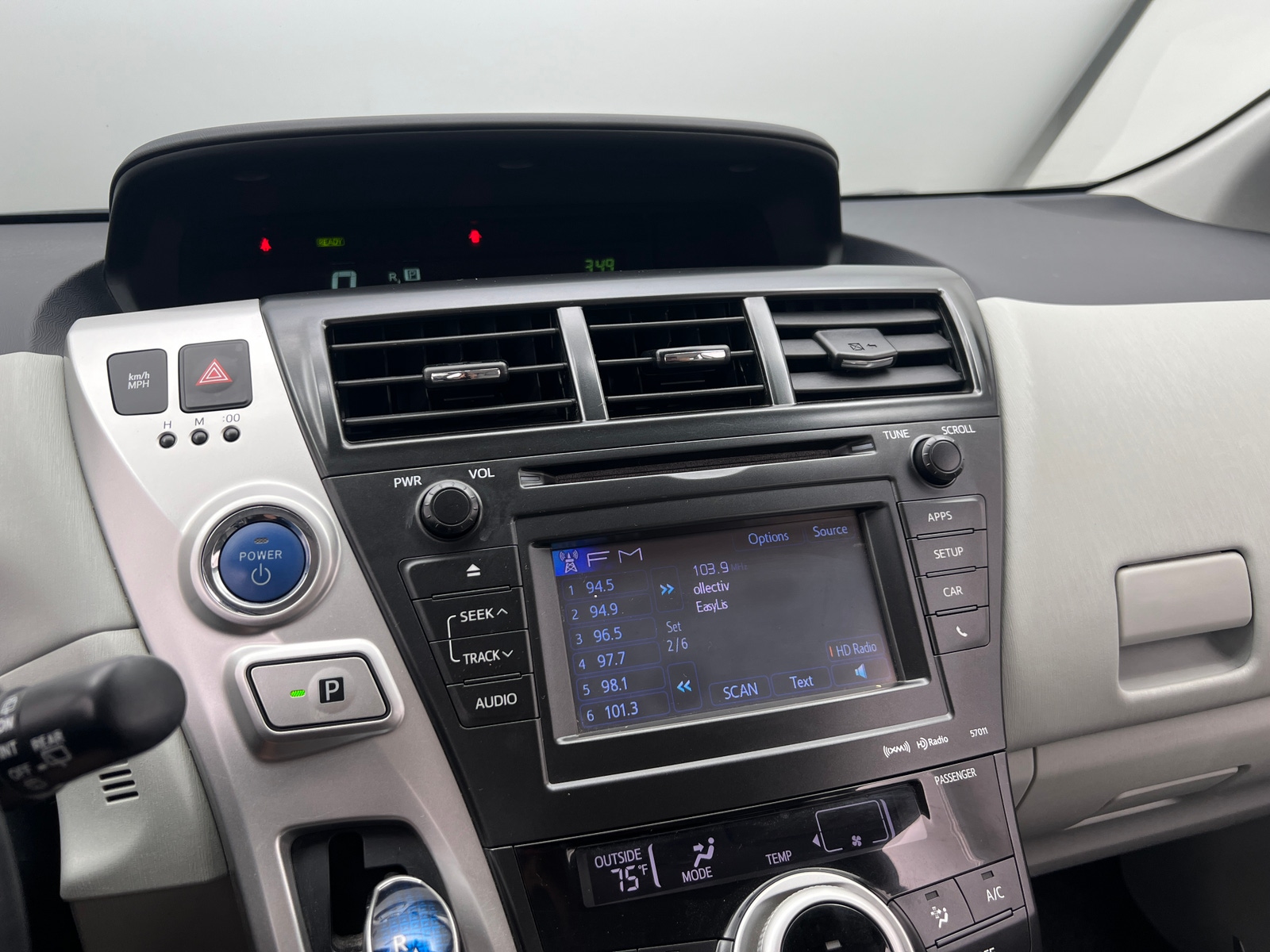Thumbnail: 2014 Toyota Prius v - 4
