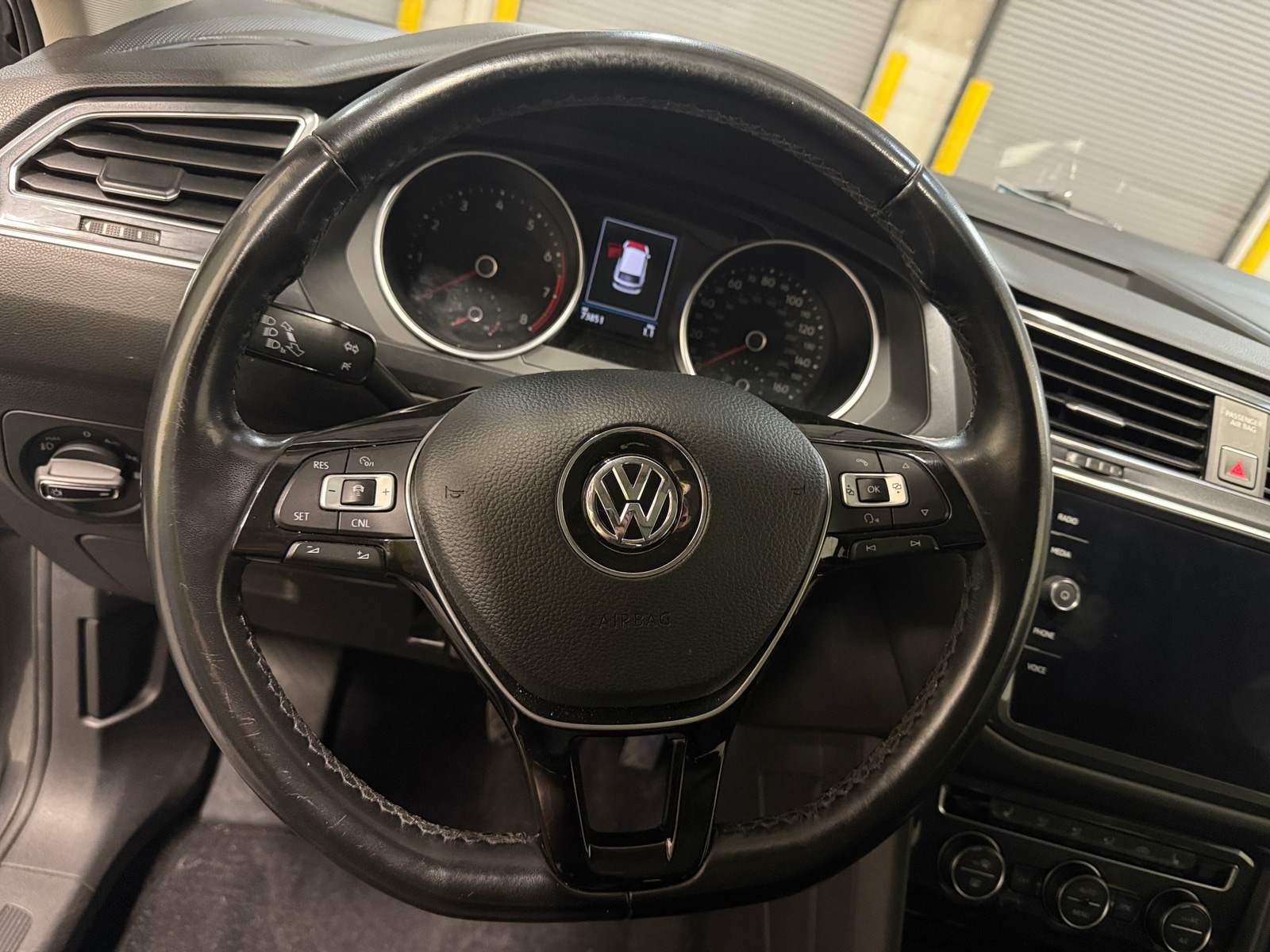 Thumbnail: 2018 Volkswagen Tiguan - 4