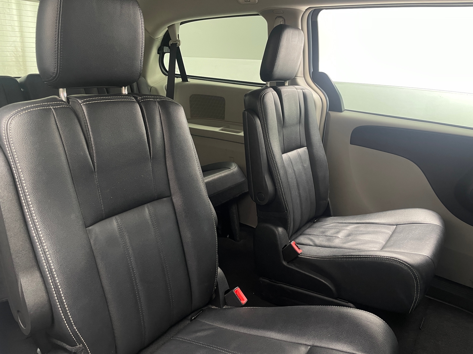Thumbnail: 2016 Chrysler Town & Country - 5