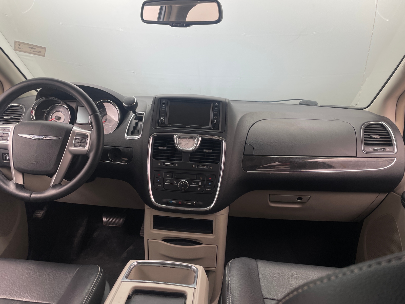 Thumbnail: 2016 Chrysler Town & Country - 2