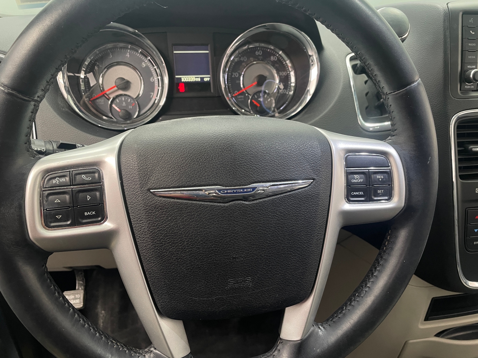 Thumbnail: 2016 Chrysler Town & Country - 4